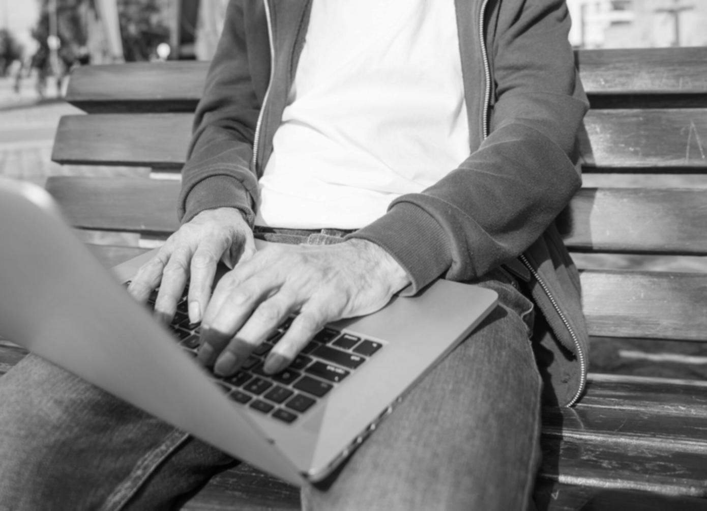 Persona organizando documentos financieros en un espacio de trabajo ordenado